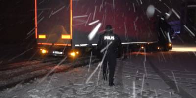 Kar ve tipi etkili oldu: Kırıkkale-Kayseri karayolu ağır tonajlı araçların geçişine kapatıldı