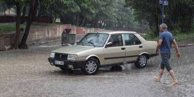 Başkentte etkili olan sağanak, Yenimahalle'de hayatı olumsuz etkiledi