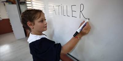 Yaklaşık 19 milyon öğrenci karnesini alarak yaz tatiline girdi