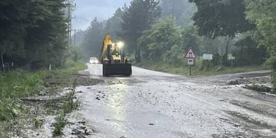 Bolu'da sağanak Abant karayolunda ulaşımı aksattı