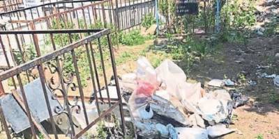 Tire'deki mezarlıklar pislik içinde!