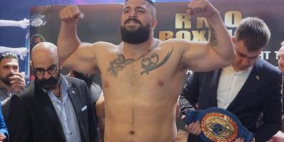 Türk boksör Umut Camkıran, Alen Lauirolle'i teknik nakavtla yendi