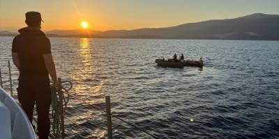 İzmir'in Dikili ilçesi açıklarında 10 düzensiz göçmen yakalandı