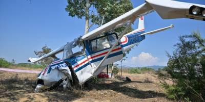 İzmir'de eğitim uçağı boş araziye zorunlu iniş yaptı