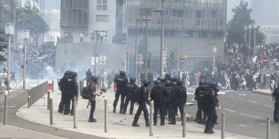 Fransa’da genç sürücünün öldürülmesi sonrası gösterilerde polis ile göstericiler arasında çatışma çıktı