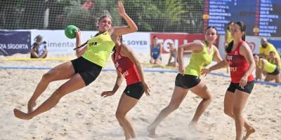 İzmir'deki Avrupa 17 Yaş Altı Plaj Hentbolu Şampiyonalarında ilk gün tamamlandı