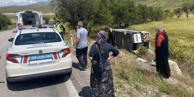 Afyonkarahisar'da şarampole devrilen minibüsteki 7 kişi yaralandı