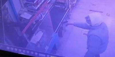 İzmir’de silahlı soygun dehşeti! Kaçak hırsız her yerde aranıyor