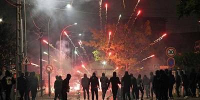 Fransa'da maskeli göstericiler polislere havai fişeklerle saldırdı