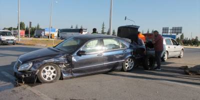 Afyonkarahisar'da hafif ticari araç ile otomobilin çarpıştığı kazada 10 kişi yaralandı