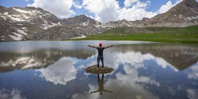 Tunceli'nin buzul göllerini görmek için 3 bin rakımlı bölgeye tırmanıyorlar