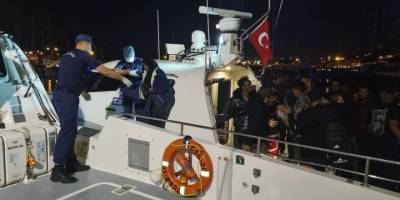 İzmir açıklarında geri itilen 42 düzensiz göçmen kurtarıldı