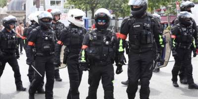 Fransa’da kardeşi jandarma aracında ölen siyahi genç, kendisini darbeden polisten şikayetçi olacak