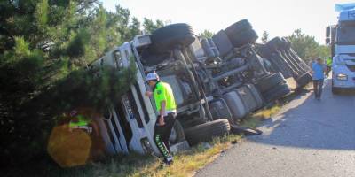 Uşak'ta şarampole devrilen tırın sürücüsü yaralandı