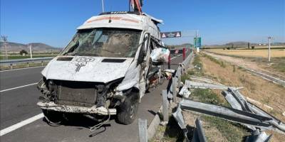 Nevşehir'de devrilen minibüsteki 24 kişi yaralandı