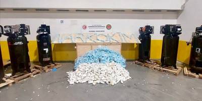 Bakan Bolat, İstanbul Havalimanı'nda 427 kilogram uyuşturucu maddeye el konulduğunu bildirdi