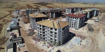 Adıyaman'da kaba inşaatı biten deprem konutlarında dış cephe çalışmalarına başlandı