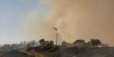 Kavurucu sıcakların etkili olduğu Yunanistan'da orman yangınları devam ediyor