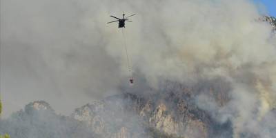 Antalya'nın Kemer ilçesindeki orman yangına havadan ve karadan müdahale sürüyor
