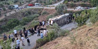 Manisa'da şarampole devrilen minibüsteki 20 kişi yaralandı