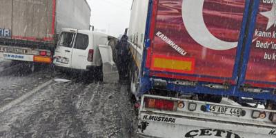 Uşak'ta zincirleme trafik kazalarında 5 kişi yaralandı