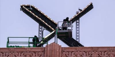 Elon Musk'ın, Twitter binasındaki logoyu "X" ile değiştirmesi tartışma yarattı