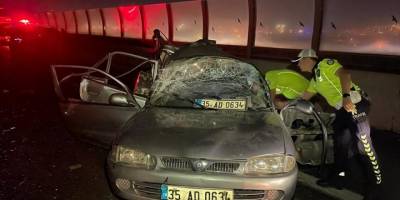 İzmir'de kamyonetin çarptığı otomobil sürücüsü öldü, 2 kişi yaralandı