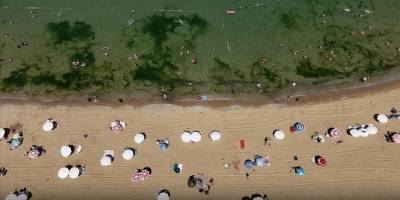 Sıcak havadan bunalan İstanbullular serinlemek için denize girdi