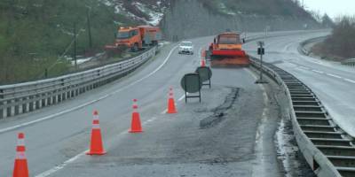 Düzce - Akçakoca karayolunda çökme meydana geldi