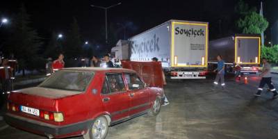 Uşak'ta otomobil ile tırın çarpışması sonucu 3 kişi yaralandı