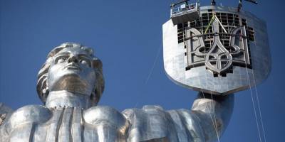 Kiev'deki Anavatan Heykeli'ne Ukrayna arması yerleştirildi