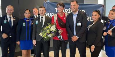 Dünya şampiyonu Mete Gazoz'a İstanbul'da çiçekli karşılama