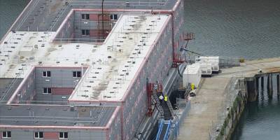 İngiltere, sığınmacıların kalacağı gemiye ilk grubu yerleştirmeye başladı