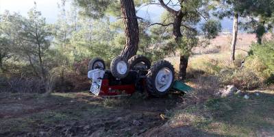 Manisa'da devrilen traktörün sürücüsü öldü