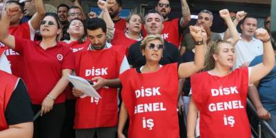 Bornova Belediyesi işçileri ek zam talebiyle yarım gün iş bırakma eylemi yaptı