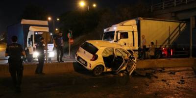 İzmir'de refüje çarptıktan sonra alev alan otomobildeki 2 kişi ağır yaralandı