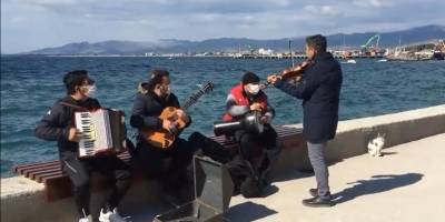 Zor durumda olan müzisyenler artık açık alanda müzik yapacak