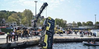 Eminönü'nde denize düşen İETT otobüsü çıkarıldı