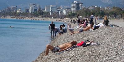 Antalya’da karlı dağların gölgesinde deniz keyfi