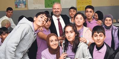 Üniversiteyi kazanana belediyeden 5 bin lira