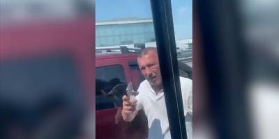 İstanbul'da bir sürücü hasta nakil aracının önünü kesti