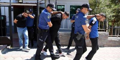 Başkentte kaza yapan aracın sürücüsünü silahla tehdit eden 3 şüpheliden 2'si tutuklandı