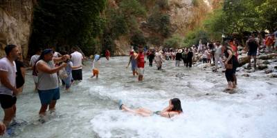 Muğla ile Antalya'yı ayıran Saklıkent Kanyonu, ziyaretçilerini serinletiyor