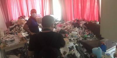 Kiracının terk ettiği evden kilolarca çöp çıktı