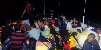 İzmir açıklarında 22 düzensiz göçmen kurtarıldı