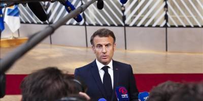 Macron, Nijer'de "istenmeyen kişi" ilan edilen büyükelçilerini geri çekmeyeceklerini söyledi