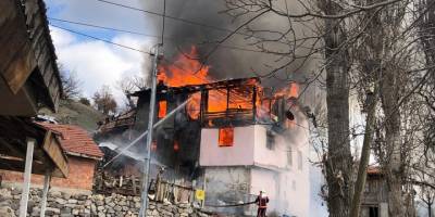 Kızılcahamam’da ahşap ev alev alev yandı