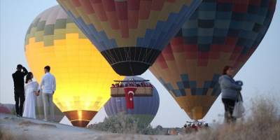 Sıcak hava balonları Kapadokya semalarında Türk bayraklarıyla süzüldü