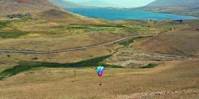 Ağrı'daki Balık Gölü ve çevresi yamaç paraşütü tutkunlarını ağırladı