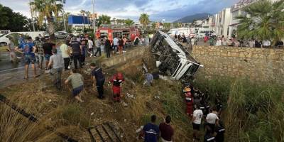 Bodrum'da dere yatağına devrilen midibüsteki 23 kişi yaralandı